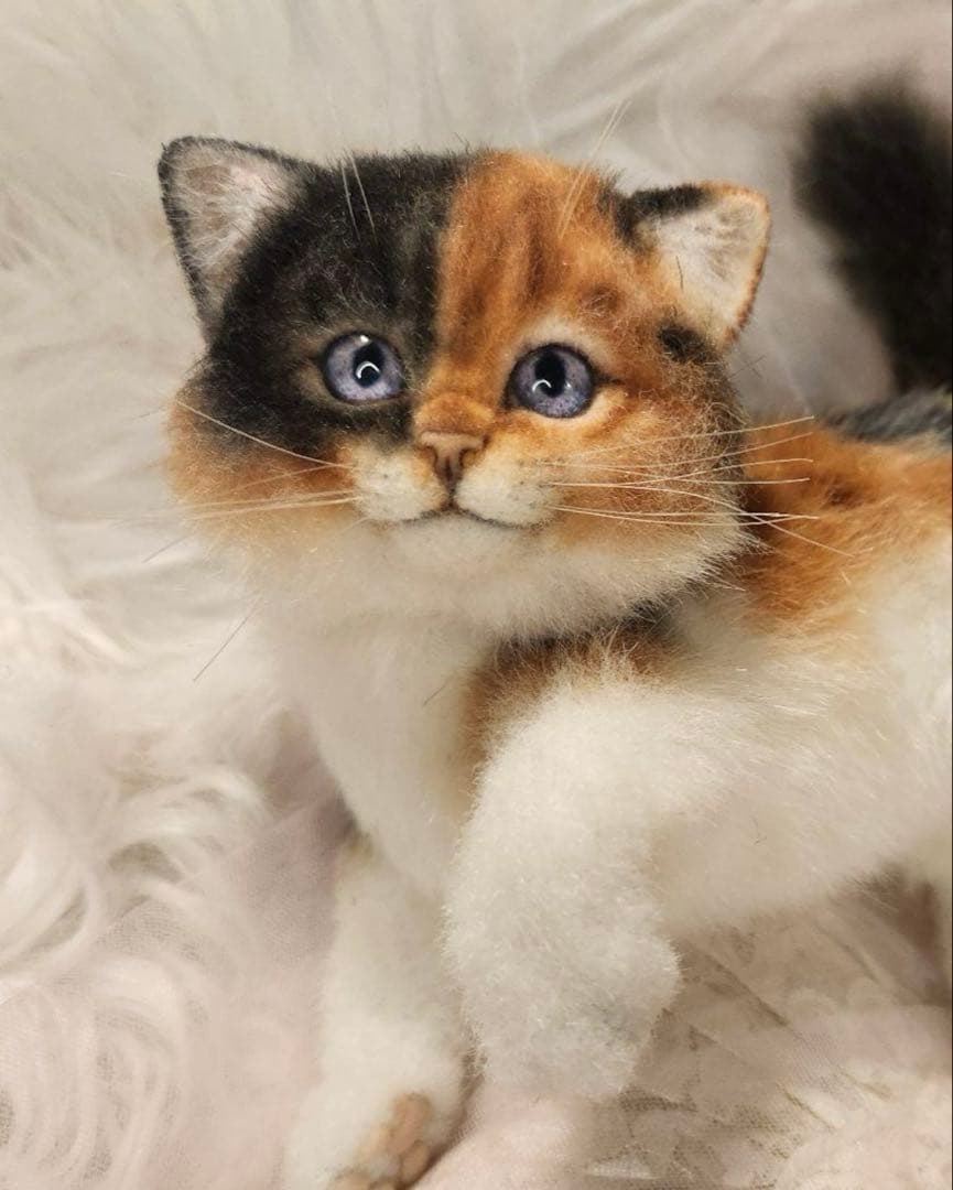 海外作家 猫 三毛猫 子猫ぬいぐるみ アートドール リアル 羊毛フェルト (左)