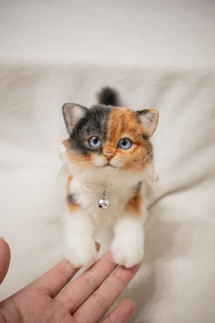 海外作家 猫 三毛猫 子猫ぬいぐるみ アートドール リアル 羊毛フェルト (左)
