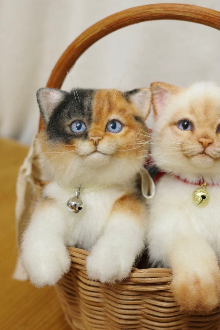 海外作家 猫 三毛猫 子猫ぬいぐるみ アートドール リアル 羊毛フェルト (左)