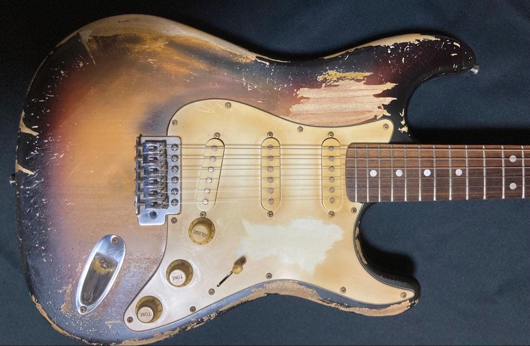 早い者勝ち　ストラトキャスタータイプ　ニトロセルロースラッカー塗装