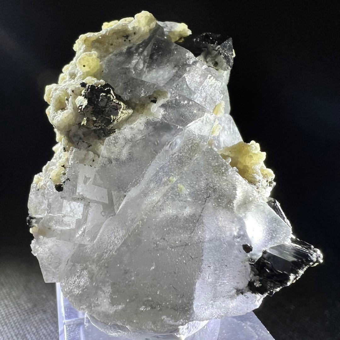 ヤオガンシャン産　ウルフラマイト、パイライト共生　カラーレスフローライト