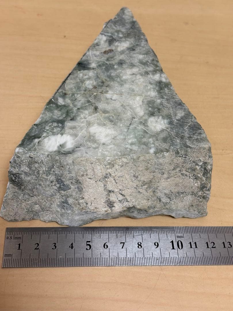 新潟県糸魚川市姫川産巨石天然糸魚川翡翠原石1233g 4面カット磨き無し 国石