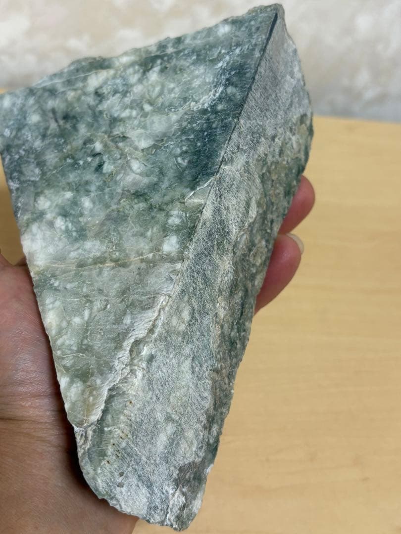 新潟県糸魚川市姫川産巨石天然糸魚川翡翠原石1233g 4面カット磨き無し 国石