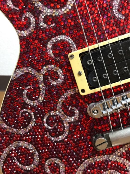 ステージ映え！視線を集める、ミックスカラーデコレーションギター