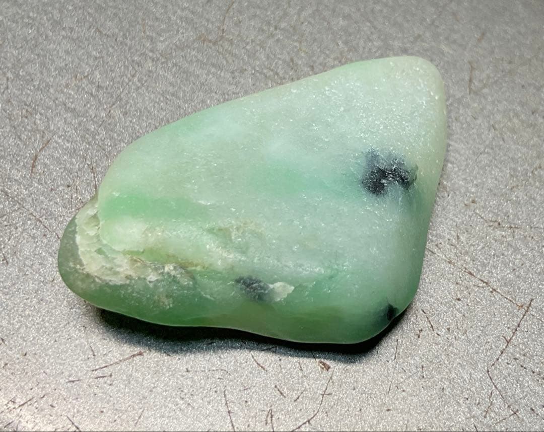 ［宝石質　薄緑色の海石］　糸魚川翡翠海石8g ヒスイ　ひすい