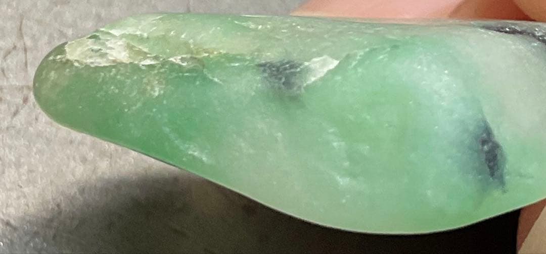 ［宝石質　薄緑色の海石］　糸魚川翡翠海石8g ヒスイ　ひすい