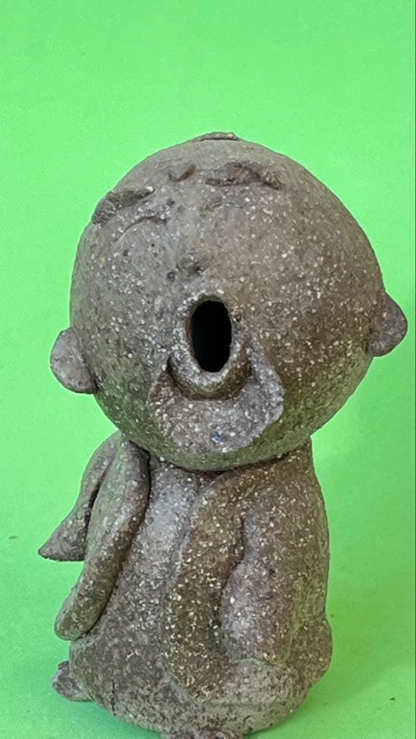 村長自画像　陶器製の口を開けた人形 約10cm カケ有り