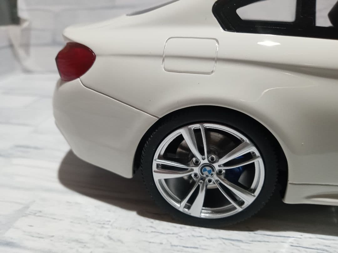 1/18  M435i ホワイト　ミニカー　4シリーズ