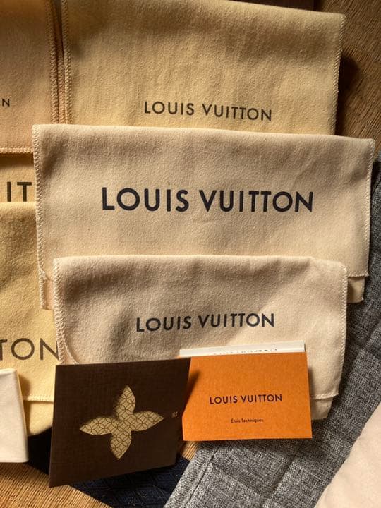 ＬＯＵＩＳ　ＶＵＩＴＴＯＮ　箱、ショッパー、商品袋、お手入れ布他23点セット