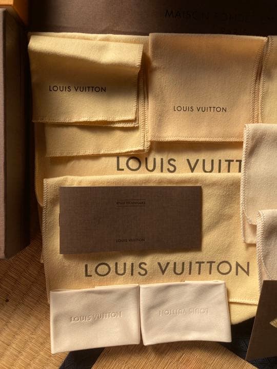 ＬＯＵＩＳ　ＶＵＩＴＴＯＮ　箱、ショッパー、商品袋、お手入れ布他23点セット