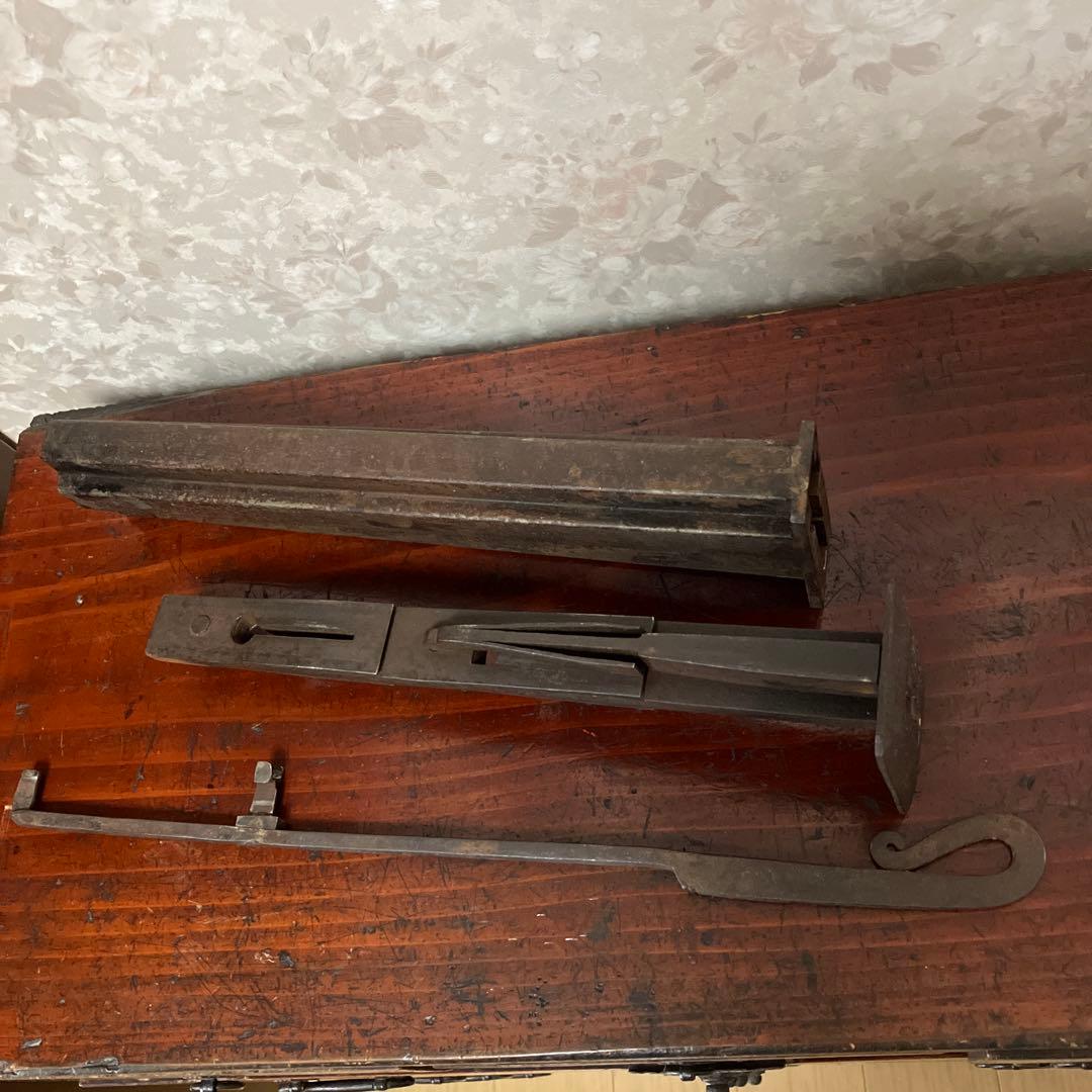 古い特大の錠前と鍵と思われますが果たして？