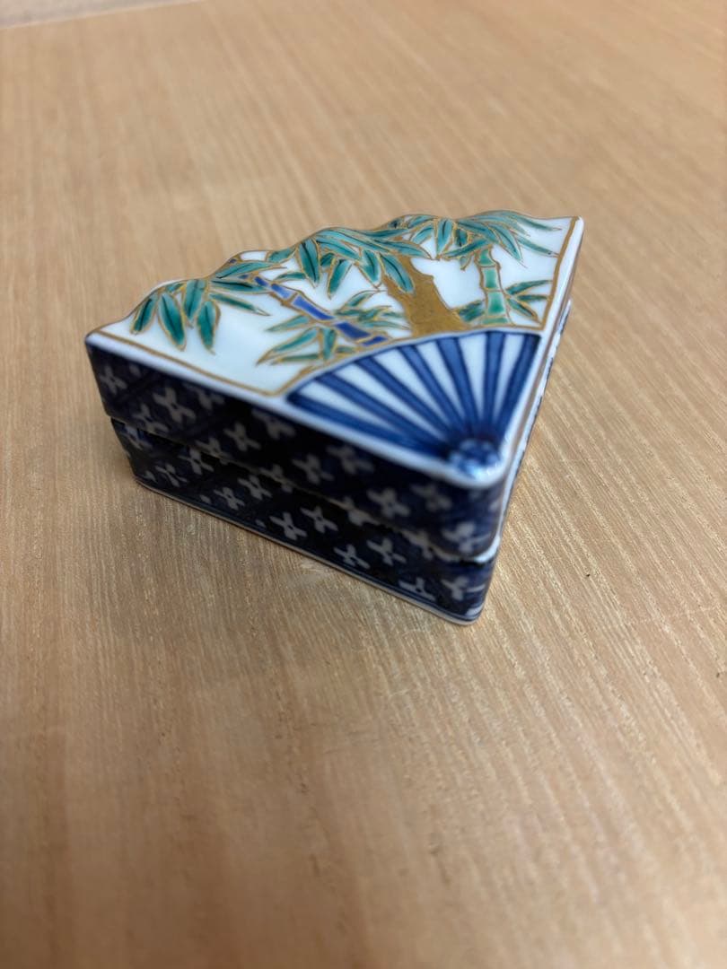 香合　金彩染付　開扇　西村徳泉作
