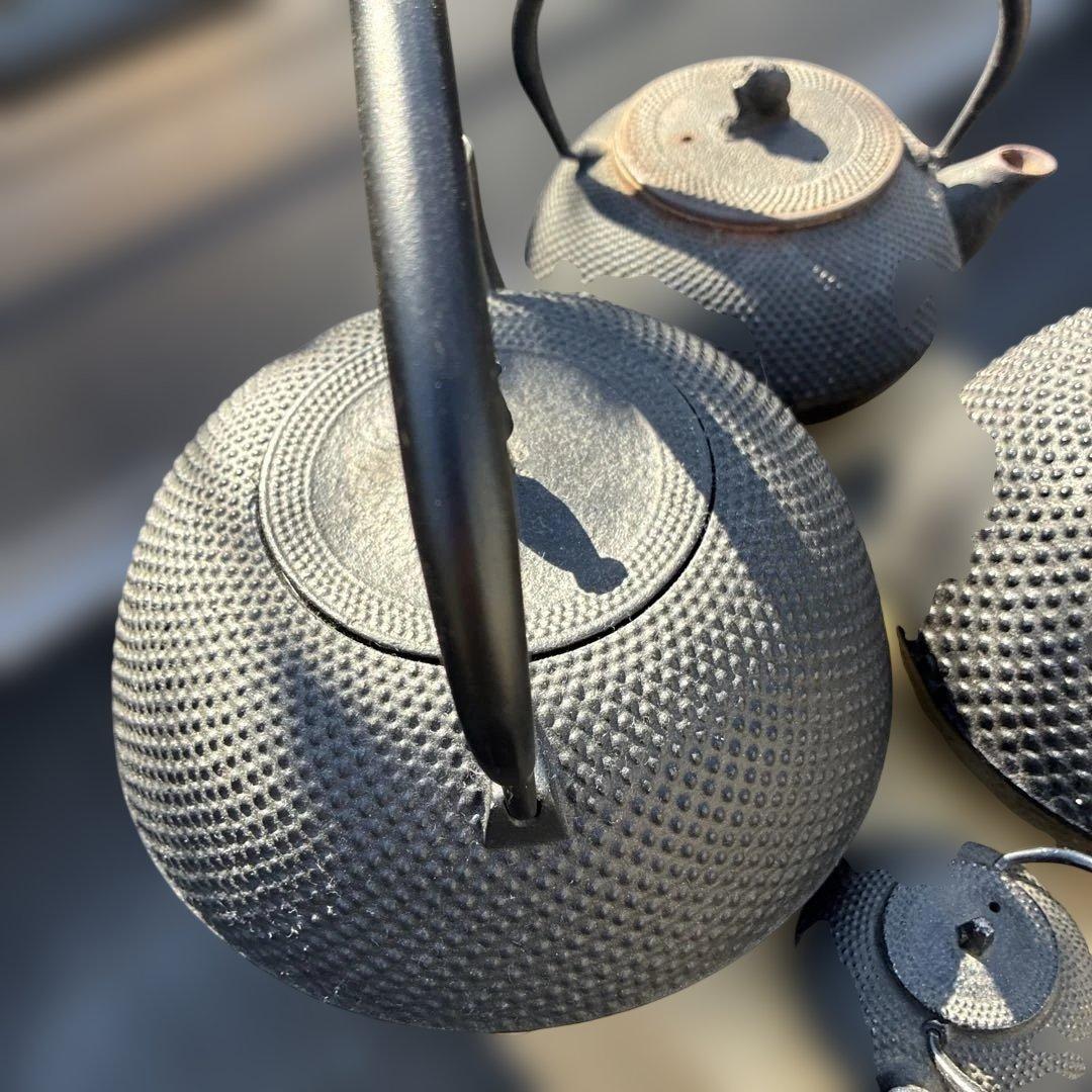 鉄瓶まとめて4個使えるもの。2つは程度が割と良いです。1個は新品位