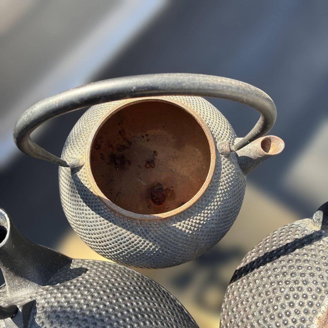 鉄瓶まとめて4個使えるもの。2つは程度が割と良いです。1個は新品位