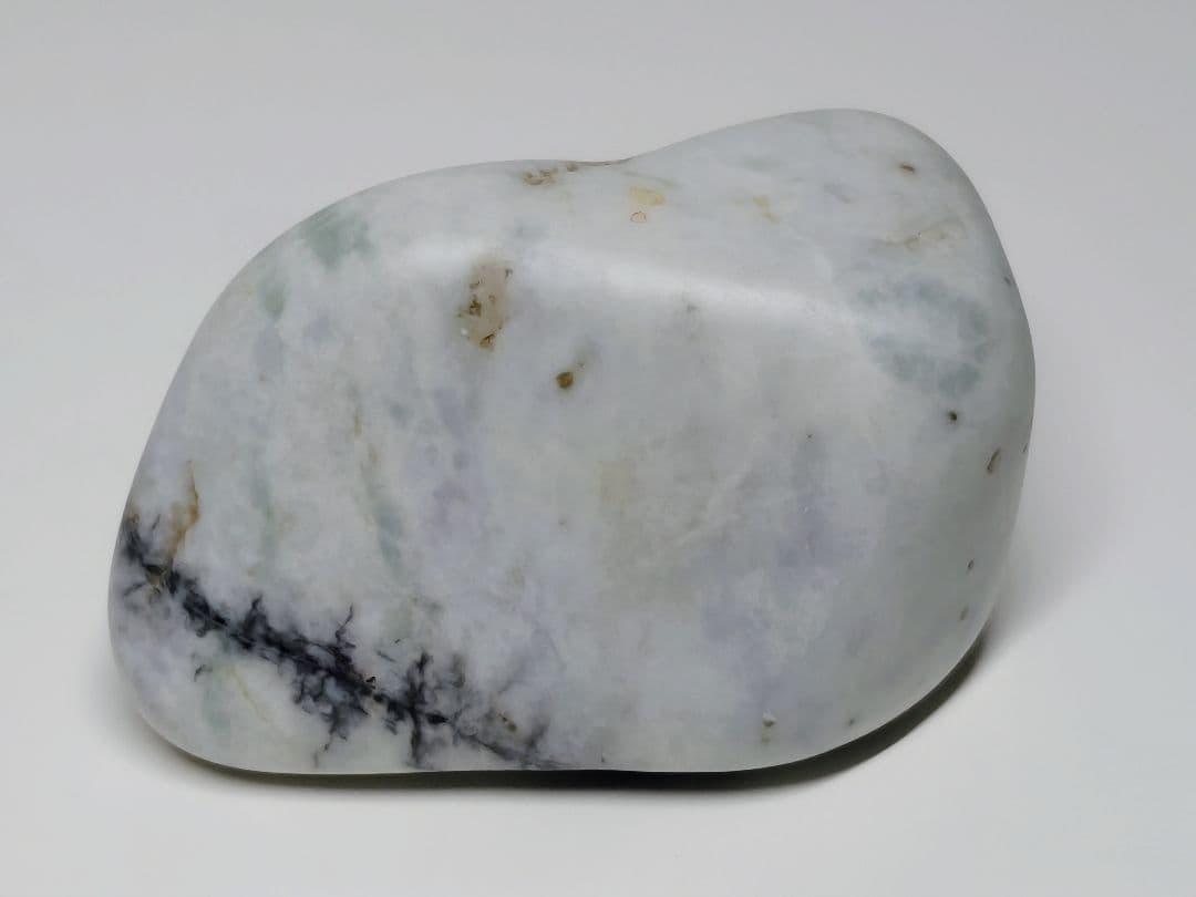 糸魚川141 翡翠 114g ヒスイ 原石 鑑賞石 自然石 誕生石 鉱物 鉱石