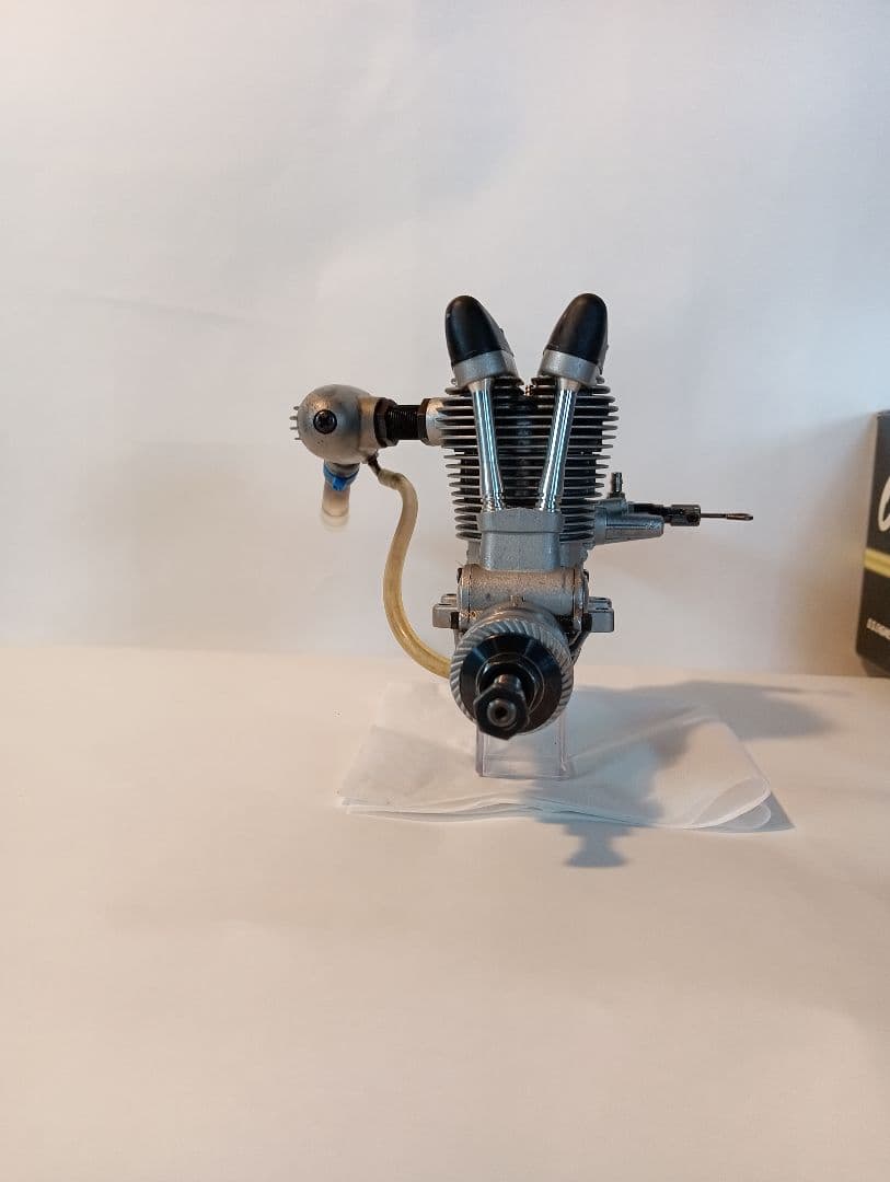 模型飛行機用エンジン OS 4スト62Ｖ（10cc）