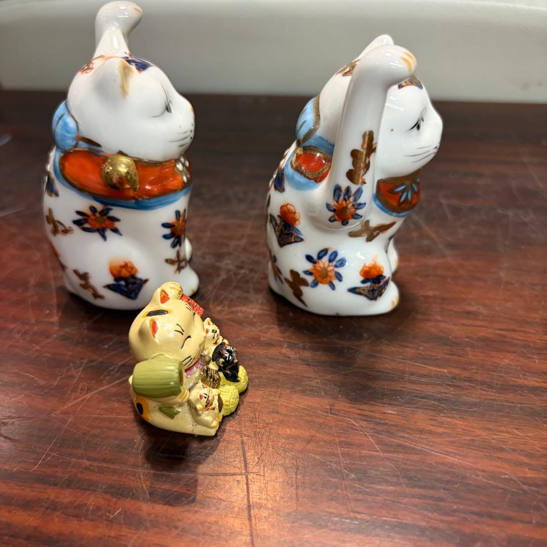 ＡＴー２０２ とても珍しい頭より手の高い招き猫 陶器製 花柄装飾 3体セット