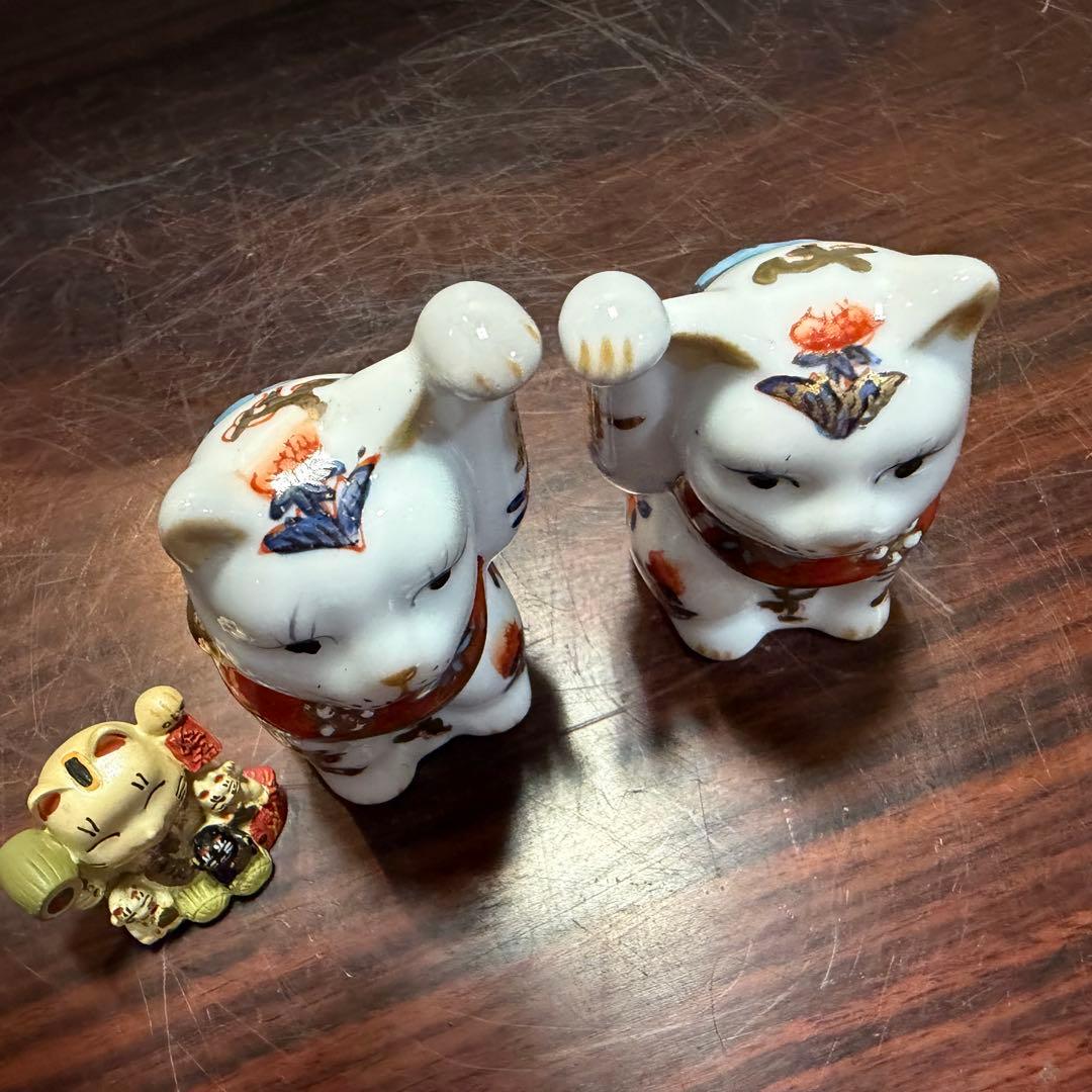 ＡＴー２０２ とても珍しい頭より手の高い招き猫 陶器製 花柄装飾 3体セット