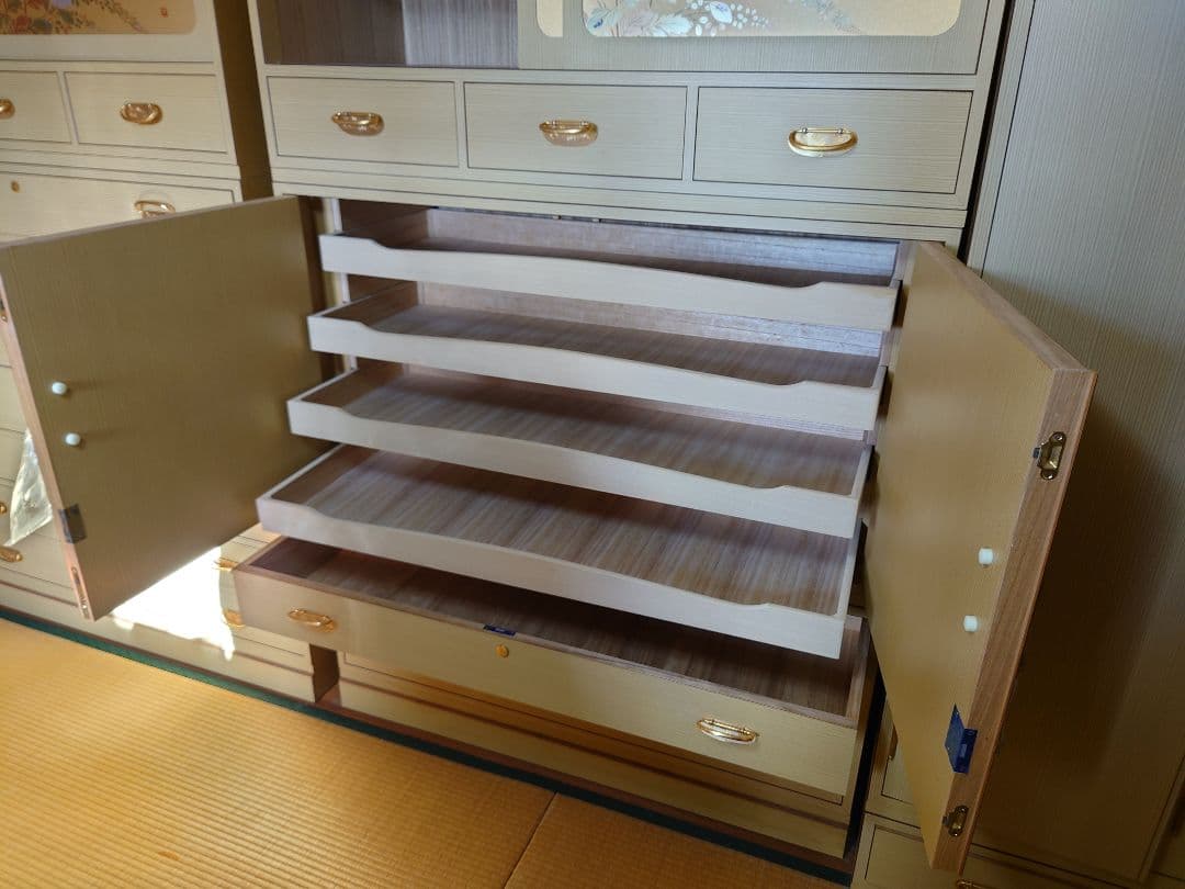 木製箪笥 花柄装飾