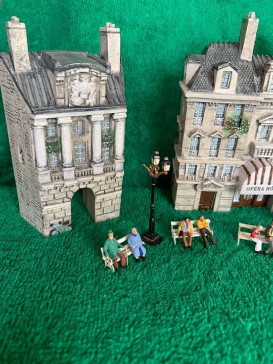 ドミニク・ゴー パリの街並シリーズの人形・ベンチ・街灯・キオスク・メトロ入り口