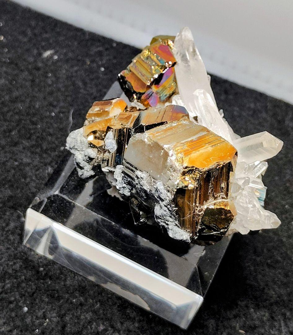 皇*ン様 【126g】カラーパイライト 水晶クラスター 共生 台座付 インドネシ