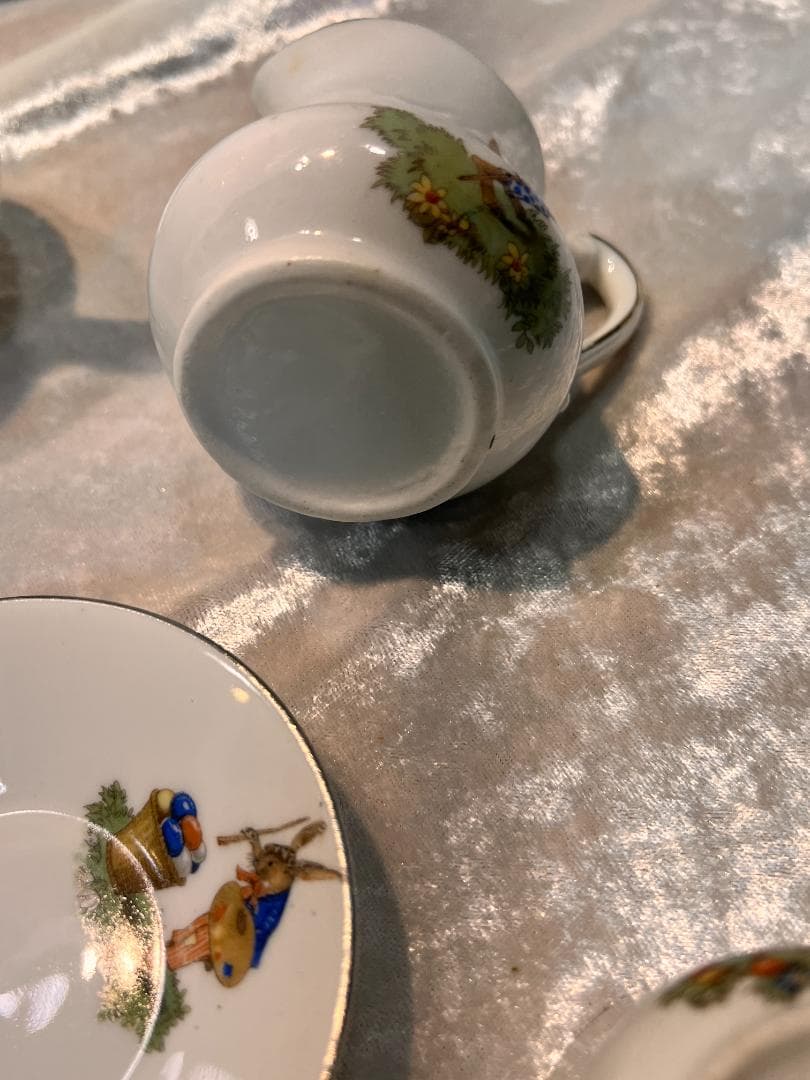 ポット　ミルク　シュガー　カップ＆ソーサー２個のセット 金彩　手描き