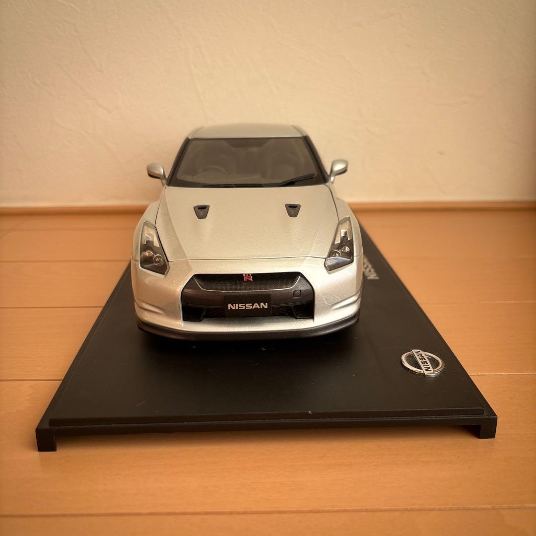 NISSAN GT-R ミニカー シルバー　1/18スケール
