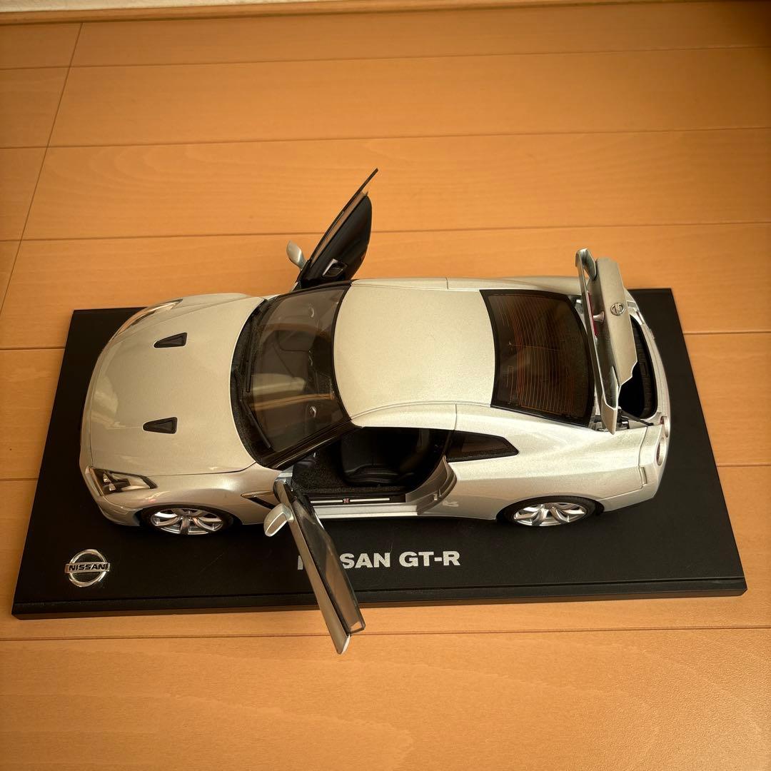 NISSAN GT-R ミニカー シルバー　1/18スケール