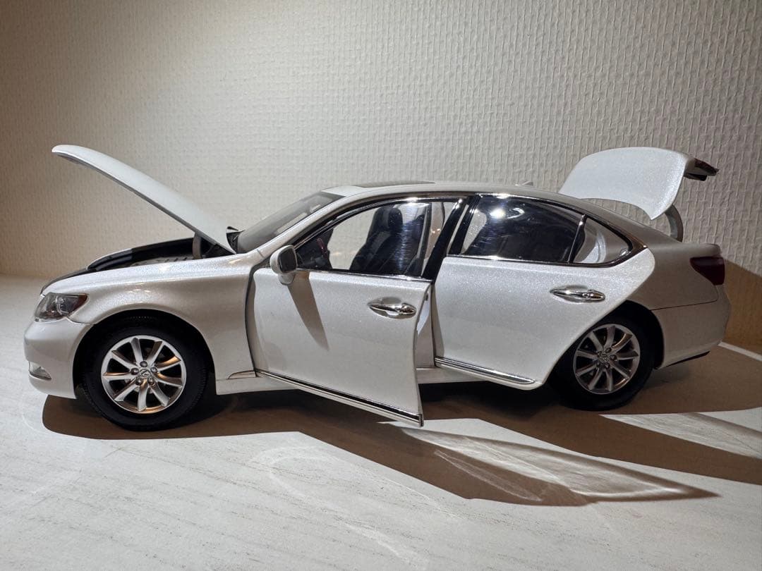 NOREV Lexus LS 460 1/18 ホワイト