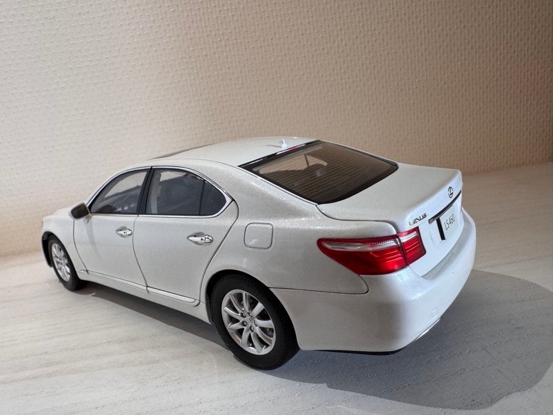 NOREV Lexus LS 460 1/18 ホワイト