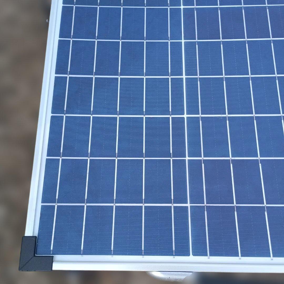 ７０２７）１００Wソーラーパネル　２枚まとめて　詳細不明