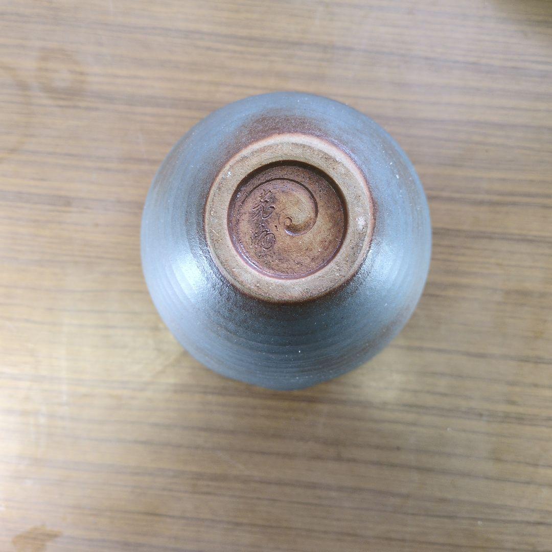 青みがかったグレーの陶器の花瓶 直径18.5cmX高さ20.5cm