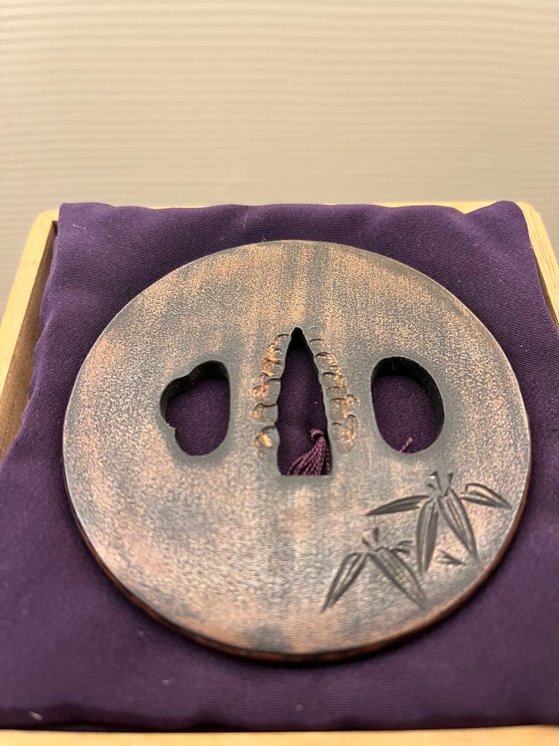 銅鍔　笹に虎図　丸形片切彫