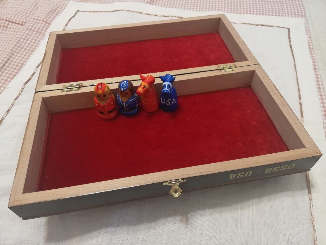 チェスセット　木製板、駒〈ソ連×アメリカ〉