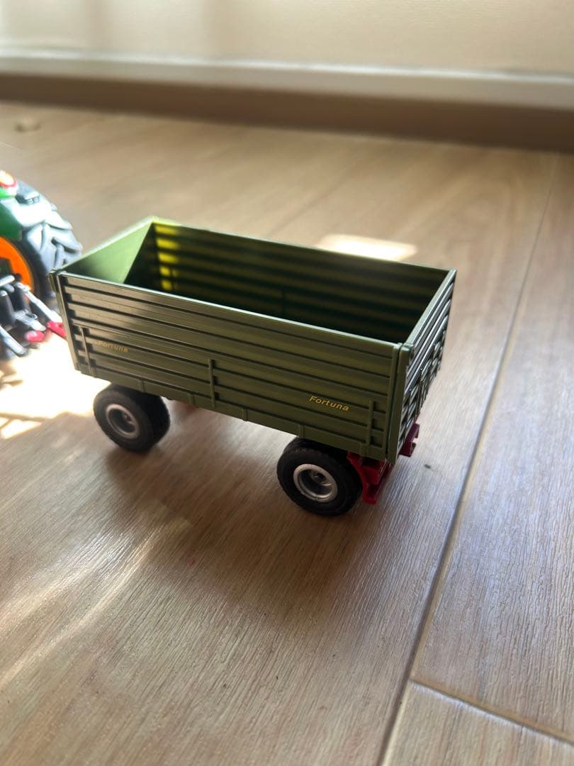 ジョンディア　JOHN DEERE トラクター　1/32 ミニカー　ジク　 牽引