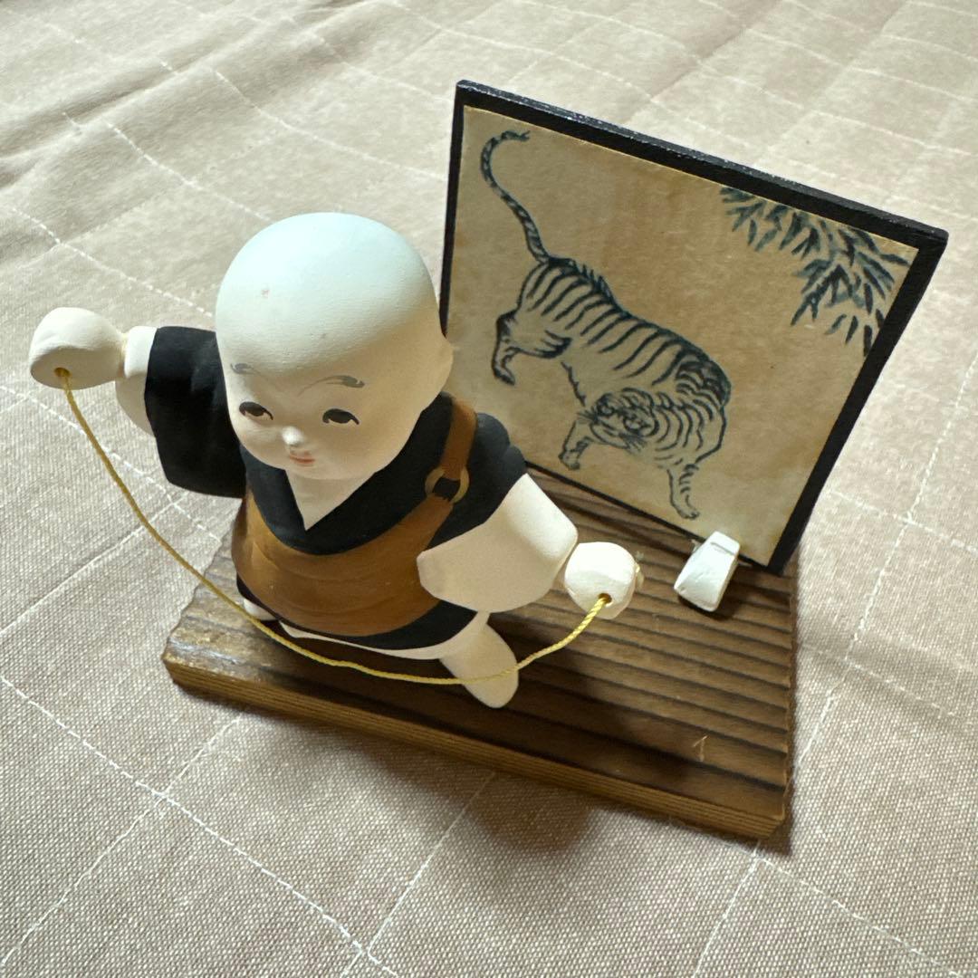 陶器製子供人形と虎の絵