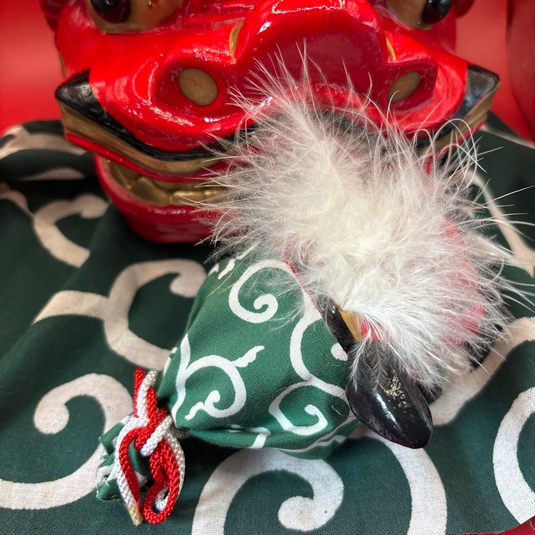 赤い獅子頭の飾り物