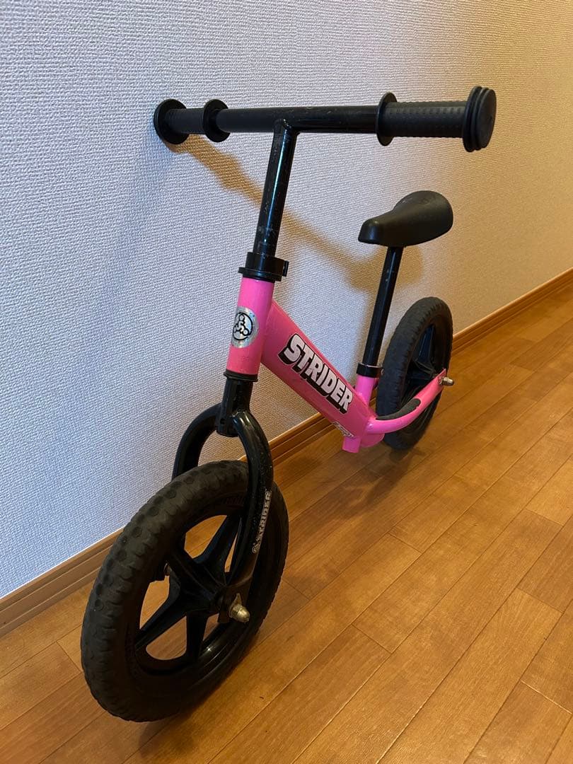 STRIDER バランスバイク ピンク 12インチ　クッション性のあるサドル