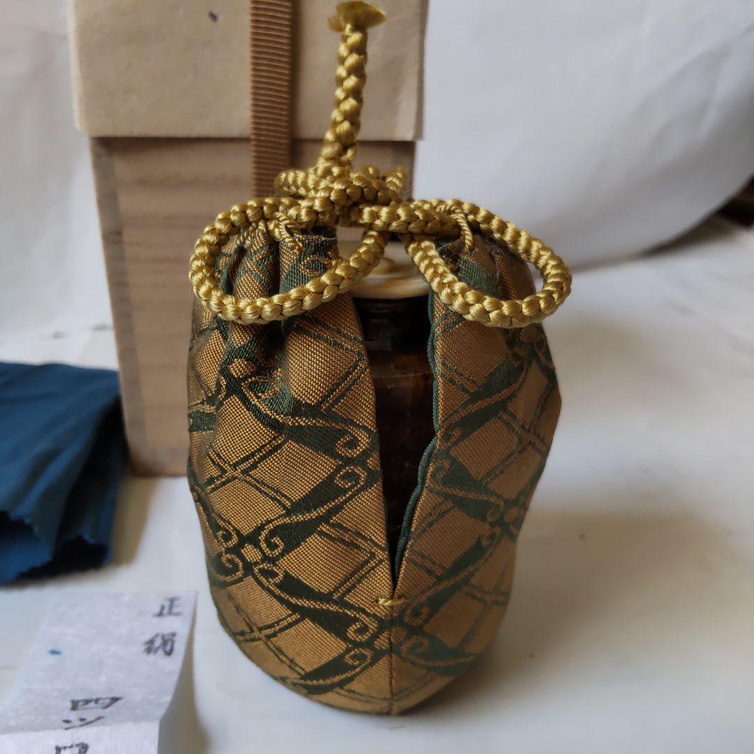 肩衝茶入 尻張茶入 仕覆 四つ目菱緞子 茶道具 木箱 茶入 美品 です。