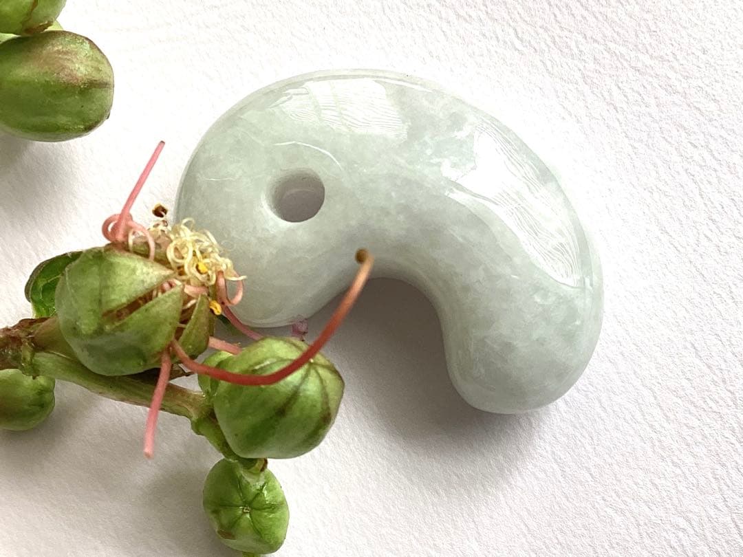 今回の原石大当たり‼️極上*氷*糸魚川翡翠勾玉アイスジェイド　幸運御守り　鑑別書付