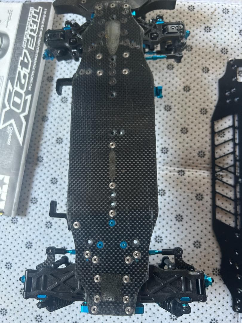 TRF420X カーボンファイバーシャーシ