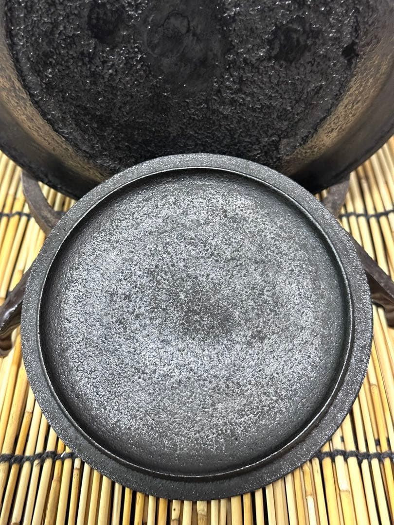 新品、供箱等付属品付　南部岩鋳四代目清末作 　真作保証　１８型アラレ　南部鉄瓶