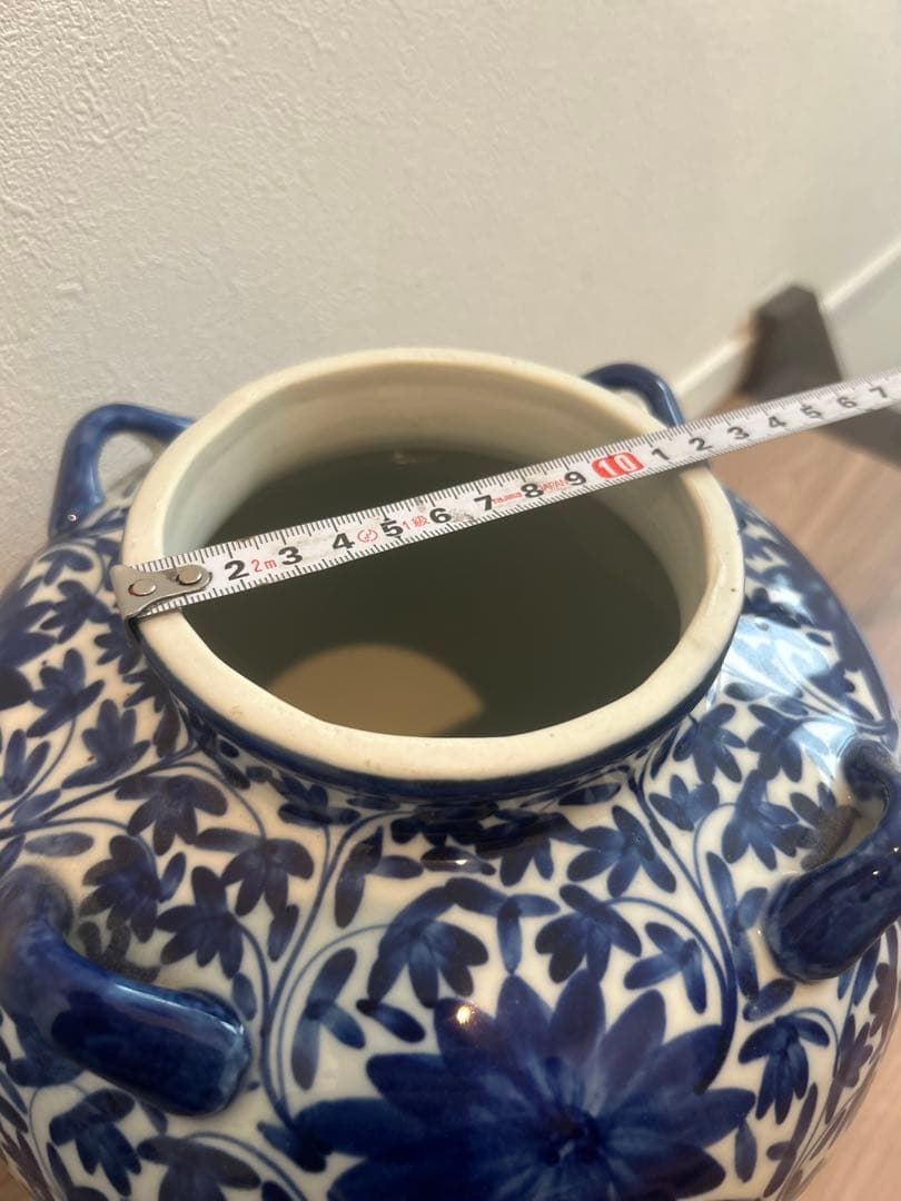 青と白の花柄の陶器の壺　中国伝統