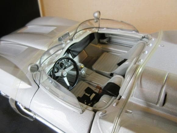 特価 AUTOart (1/18) コルベット Stingray Racer①