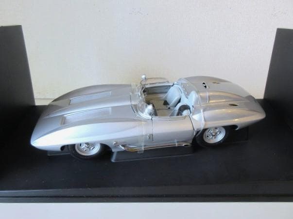 特価 AUTOart (1/18) コルベット Stingray Racer①