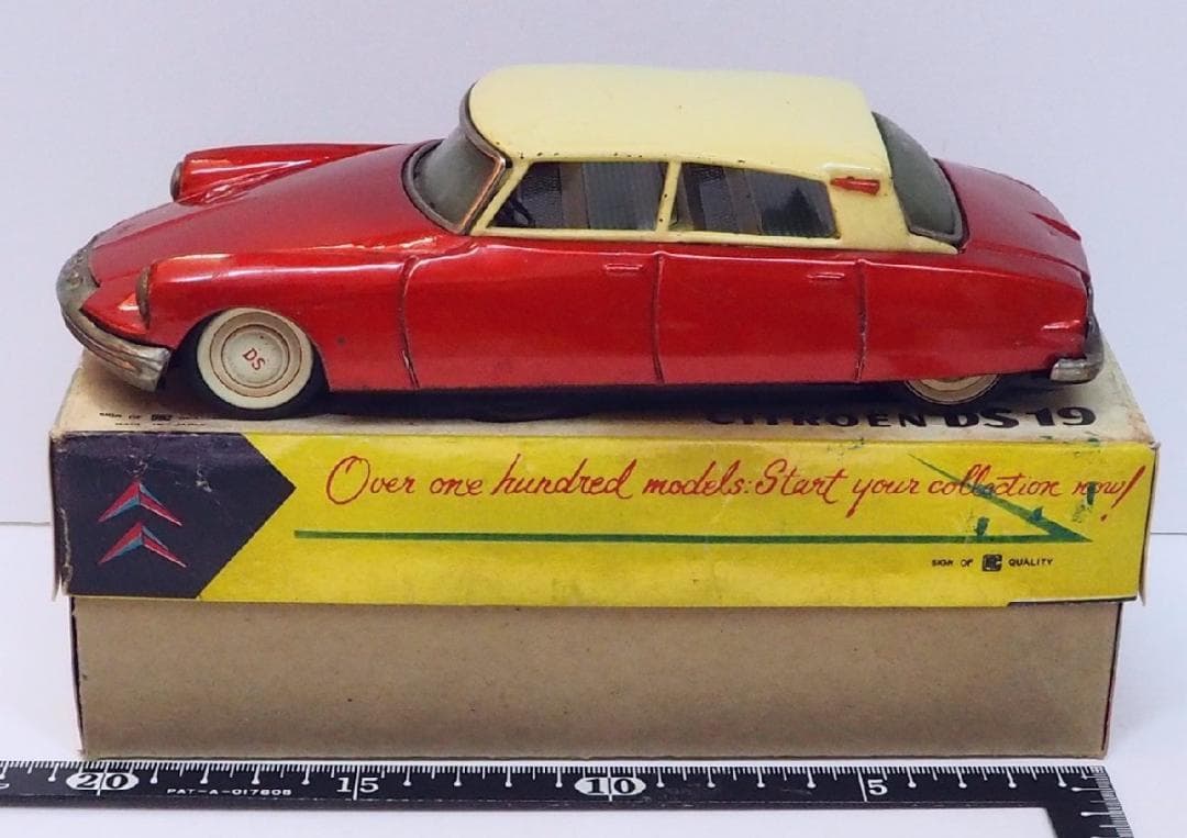 萬代屋【シトロエンDS19赤レッド】ブリキ tin toy car【箱はコピー】