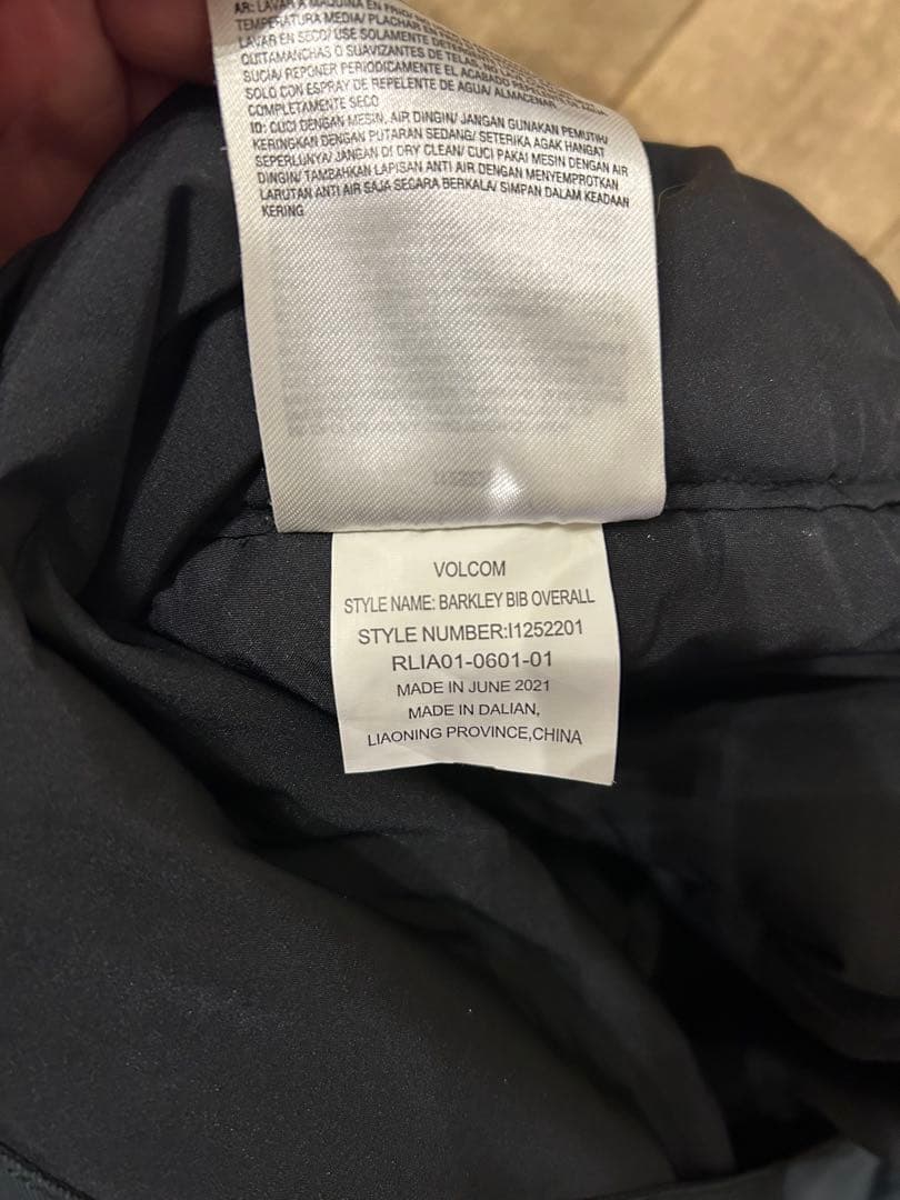 2*5様 上下セット　130〜140cm相当VOLCOM スノーボードウェア 美