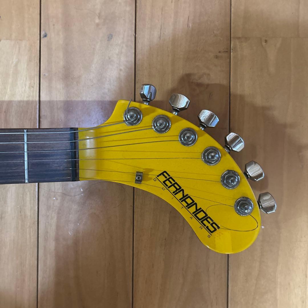 イエローエレキギター 丸型ボディ