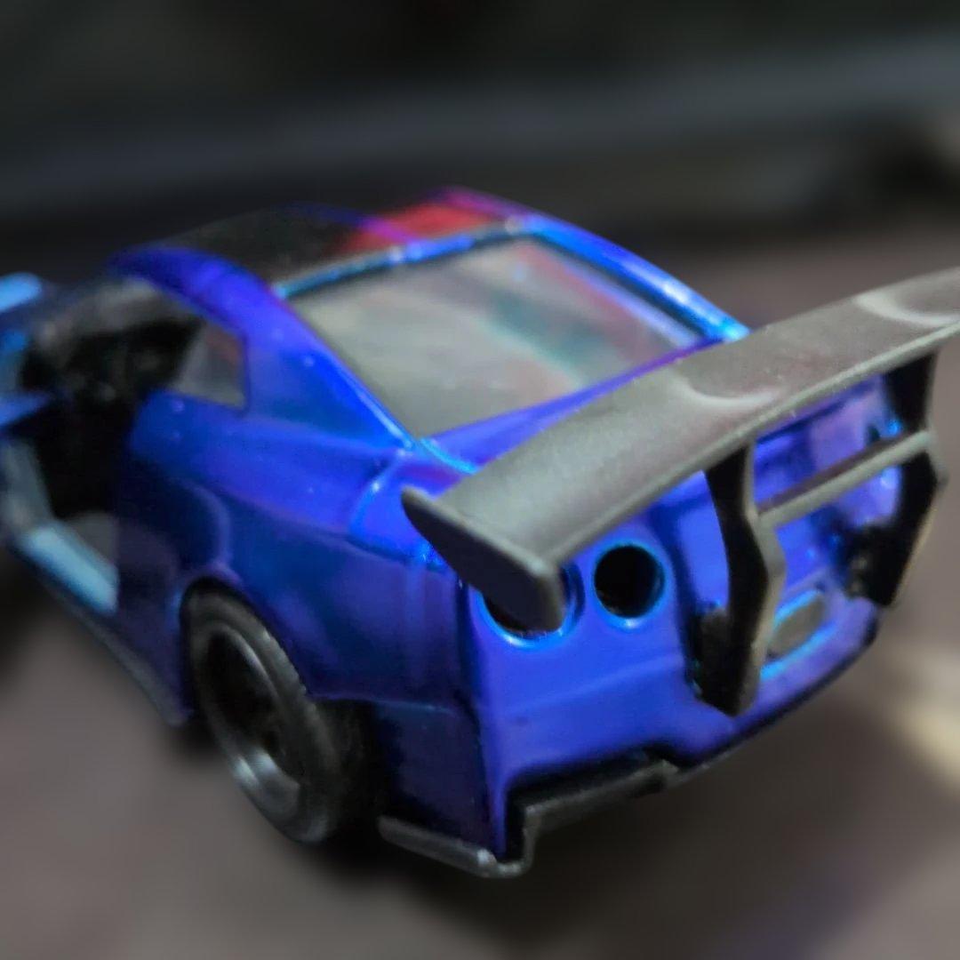 青いスポーツカー ミニカー リアウィング付き