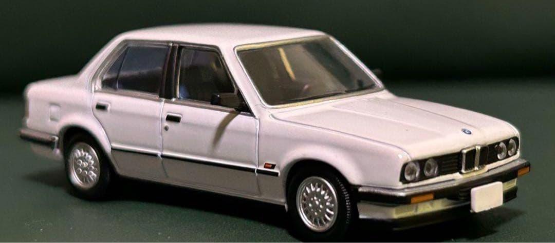 トミカリミテッドヴィンテージネオ  325i 4ドア 白